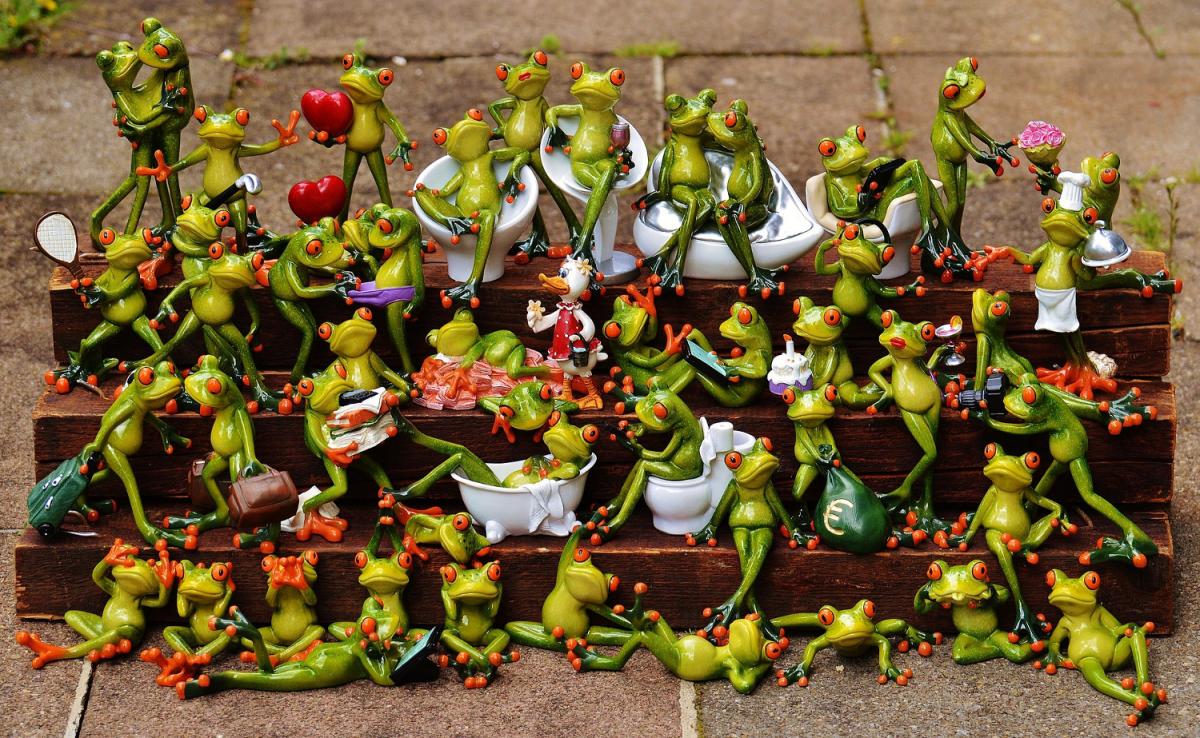 Find the Frog! (Many frogs sculptures on a mini-bench in various position such as kissing, taking a bath, dancing...)